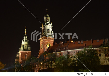 ポーランドの古都クラクフ ヴァヴェル城 夜景 ポーランドの古都クラクフ ヴァヴェル城 夜景 83095004