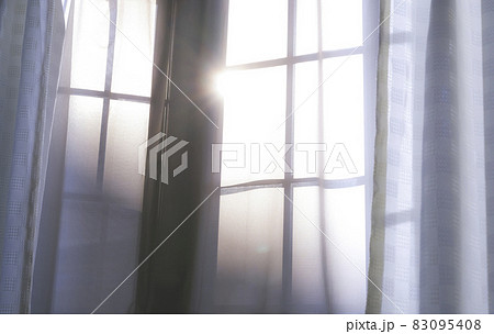 窓辺　白カーテン　素材 83095408