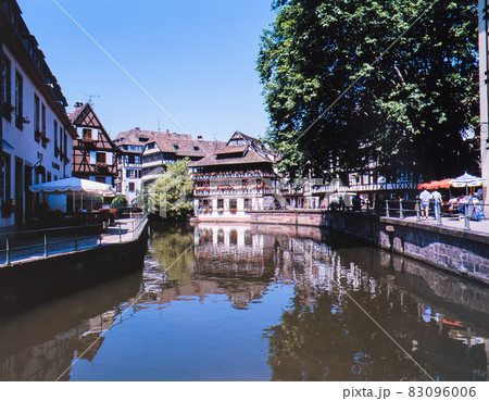 フランス　ストラスブール　イル川と小フランスの町並 83096006