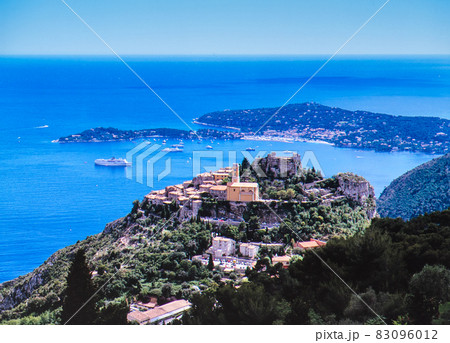 フランス　エズの町とフェラ岬 83096012