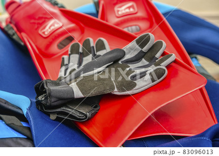 ダイビング用品 ウエットスーツとビーフィンとダイビング用グローブ ダイビング用品 ウエットスーツとビーフィンとダイビング用グローブ 83096013