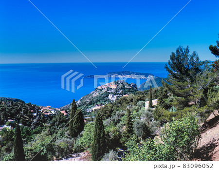 フランス　エズの町とフェラ岬 83096052