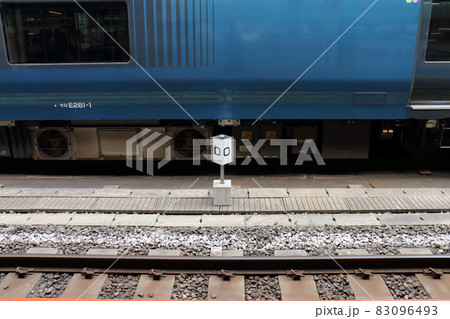 東京駅 東京都千代田区丸の内一丁目 東海道線・上野東京ラインのゼロキロポスト 8・9番線 東京駅 東京都千代田区丸の内一丁目 東海道線・上野東京ラインのゼロキロポスト 8・9番線 83096493