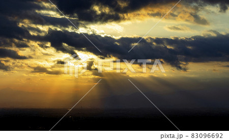 天使のはしご 薄明光線 夕焼けの写真 83096692