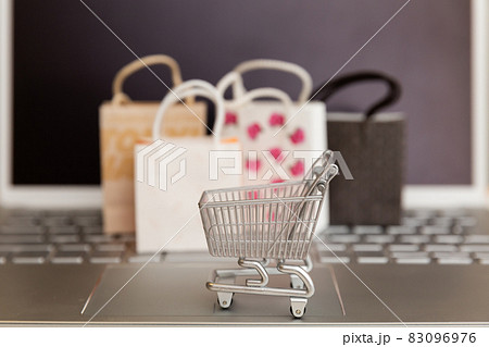 ネットショッピング 通販サイトのイメージ  ショッピングカートとパソコン 83096976