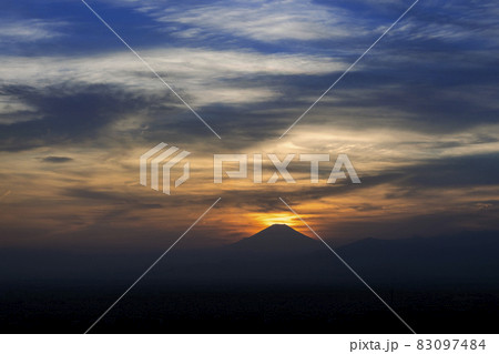 横浜から見た富士山と夕焼け 83097484