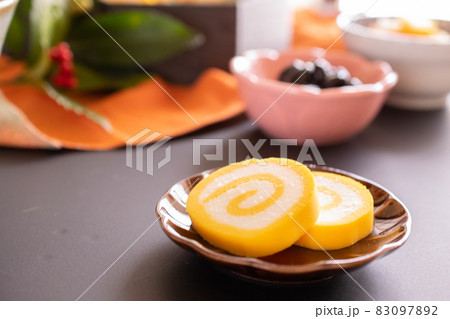 お正月を祝うおせち料理の一品、錦玉子のクローズアップ 83097892