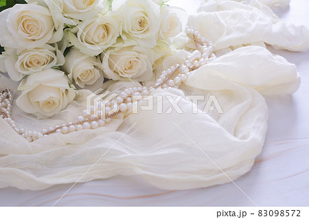 白い薔薇の花束と真珠のネックレス 白い薔薇の花束と真珠のネックレス 83098572