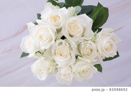 白い薔薇の花束 83098692