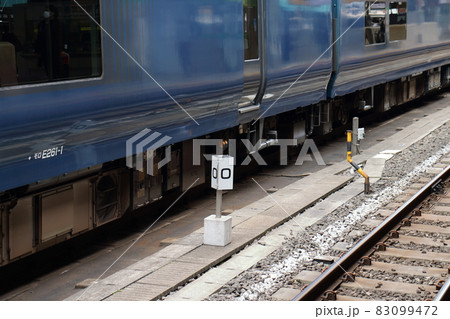 東海道線・上野東京ラインのゼロキロポスト 8・9番線 東京駅 東京都千代田区丸の内一丁目 東海道線・上野東京ラインのゼロキロポスト 8・9番線 東京駅 東京都千代田区丸の内一丁目 83099472