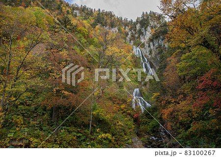 【北海道東川町天人峡】紅葉が美しい羽衣の滝　10月 83100267