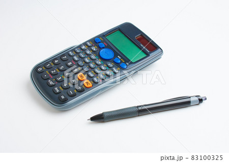 数学用計算機と赤鉛筆 数学用計算機と赤鉛筆 83100325