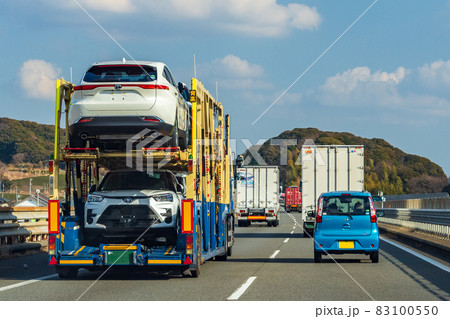 高速道路を走行する特殊車両 高速道路を走行する特殊車両 83100550