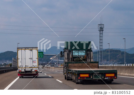 高速道路を走行する特殊車両 83100552