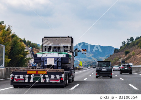 高速道路を走行する特殊車両 83100554