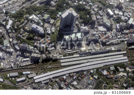 熱海駅付近を空撮 83100669