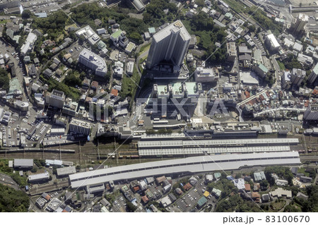 熱海駅付近を空撮 熱海駅付近を空撮 83100670