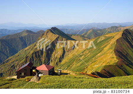 青空と早朝の谷川連峰・肩ノ小屋 83100734