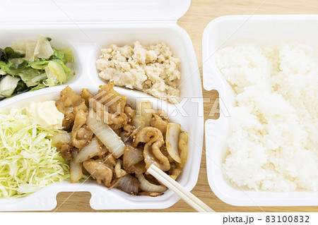 美味しいテイクアウトの豚肉生姜焼きとライス 83100832