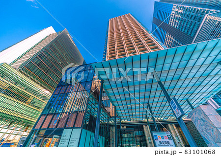 日本の東京都市景観　日本橋駅とつながる東京日本橋タワーなどを望む 83101068