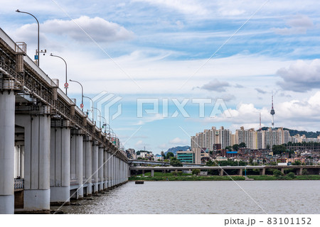 Seoul South Korea cityscape and the Han river 83101152