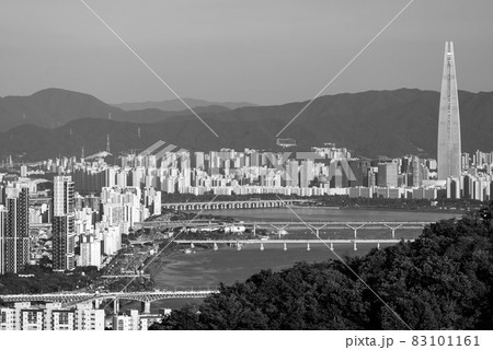 Seoul South Korea cityscape and the Han river 83101161