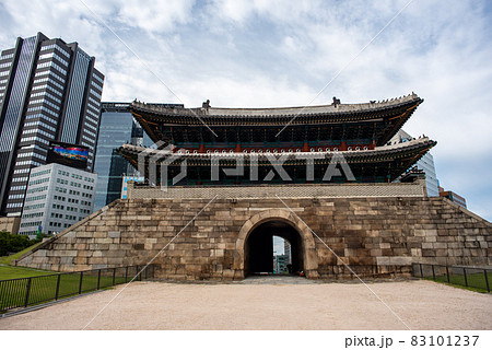Sungnyemun gate in Seoul, South Korea 83101237