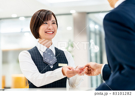 ホテルでチェックイン業務をする若い女性スタッフ　撮影協力：WEEK芝大門（サンフロンティア不動産） 83101282