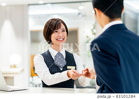 ホテルでチェックイン業務をする若い女性スタッフ　撮影協力：WEEK芝大門（サンフロンティア不動産） 83101284