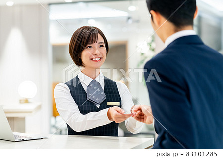 ホテルでチェックイン業務をする若い女性スタッフ 撮影協力:WEEK芝大門(サンフロンティア不動産) ホテルでチェックイン業務をする若い女性スタッフ 撮影協力:WEEK芝大門(サンフロンティア不動産) 83101285