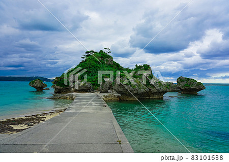 アマミチューの墓 浜比嘉島(沖縄県うるま市) アマミチューの墓 浜比嘉島(沖縄県うるま市) 83101638