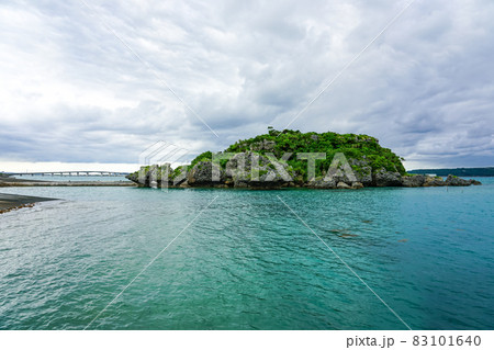 アマミチューの墓 浜比嘉島(沖縄県うるま市) アマミチューの墓 浜比嘉島(沖縄県うるま市) 83101640