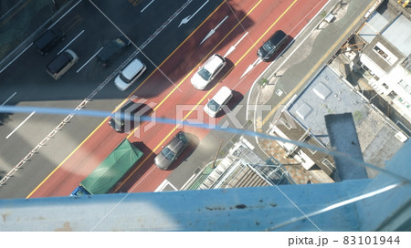 高台から下の道路 83101944