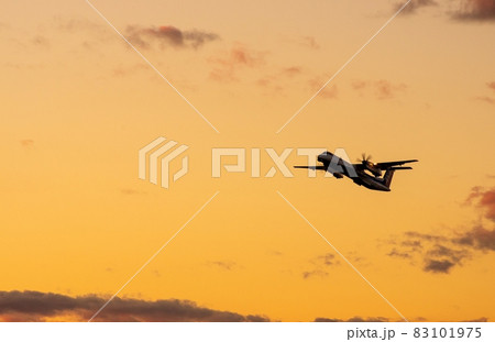 夕日に向かって飛び立つ飛行機 夕日に向かって飛び立つ飛行機 83101975