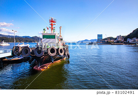 タグボートが見える港風景です。海の情景背景にどうぞ。-2 83102491