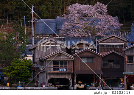 京都府伊根町の舟屋を昼間撮影したもの 京都府伊根町の舟屋を昼間撮影したもの 83102513