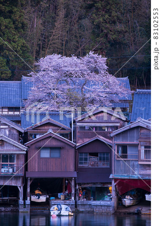 京都府伊根町の舟屋を昼間撮影したもの 京都府伊根町の舟屋を昼間撮影したもの 83102553