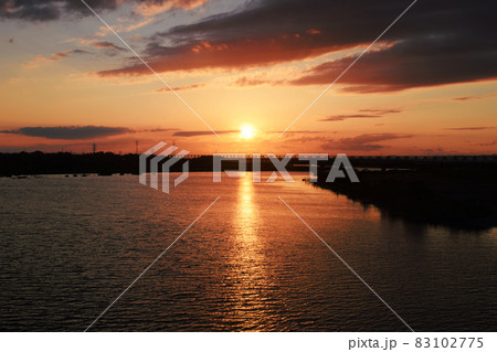 茨城　久慈大橋から見る久慈川に沈む夕日 83102775