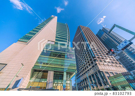 日本の東京都市景観　日本橋の交差点からコレド日本橋や日本橋駅とつながる東京日本橋タワーなどを望む 83102793