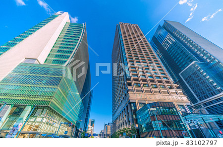 日本の東京都市景観　日本橋の交差点からコレド日本橋や日本橋駅とつながる東京日本橋タワーなどを望む 83102797