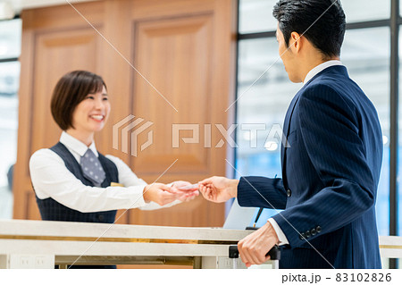 ホテルのフロントでチェックインするビジネスマン　撮影協力：WEEK芝大門（サンフロンティア不動産） 83102826