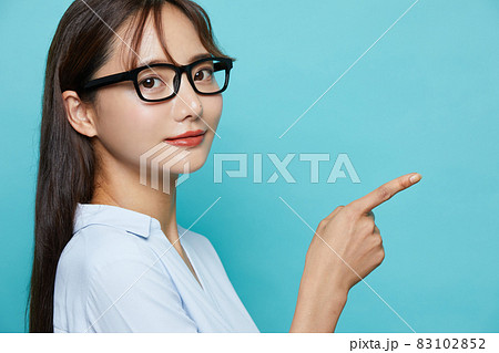 若い女性の青背景のビジネスポートレート 若い女性の青背景のビジネスポートレート 83102852