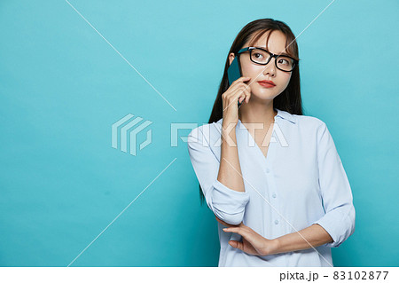 若い女性の青背景のビジネスポートレート 若い女性の青背景のビジネスポートレート 83102877