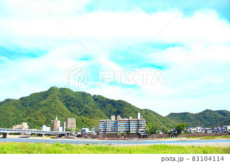 長良川温泉と金華山、岐阜城の風景 83104114