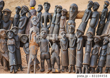 トゥルミマーケットの木彫りの人形 83104458