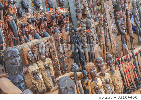 トゥルミマーケットの木彫りの人形 トゥルミマーケットの木彫りの人形 83104460