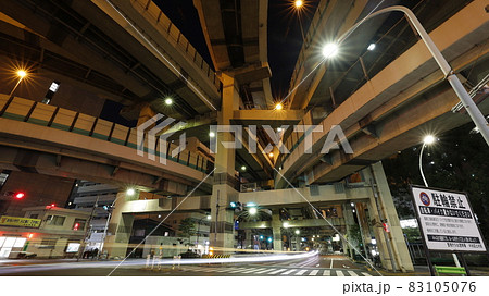 多くの道路が枝分かれし「ヤマタノオロチ」「ジャンクション界の王様」と称される箱崎ジャンクションの夜景 多くの道路が枝分かれし「ヤマタノオロチ」「ジャンクション界の王様」と称される箱崎ジャンクションの夜景 83105076