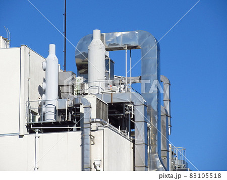屋外に設置されたプラント設備 83105518