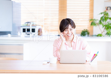 リビングでオンライン学習中の若い女性 83106586