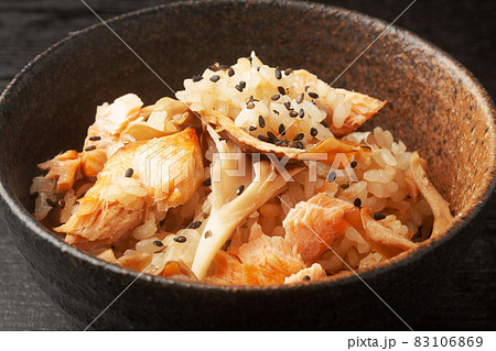焼き鮭と舞茸の炊き込みご飯 83106869